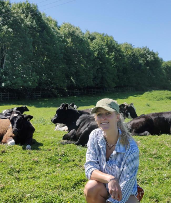 夏洛特·杰克逊(Charlotte Jackson)是一名兽医专业的三年级学生，有着农业背景，在政策、可持续发展和农业技术方面有着重要的兴趣