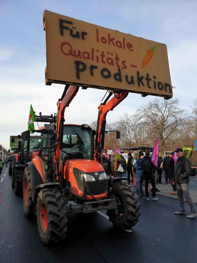 农民呼吁“当地优质产量”，因为它们聚集在一起抗议农业政策改革