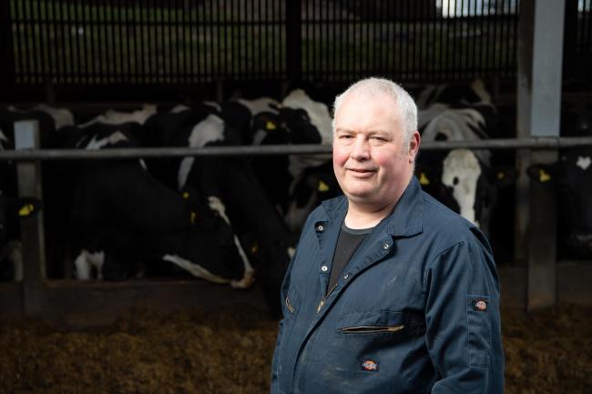 来自鼓农场的约翰·哈维，检查他的奶牛是否有足够的青贮饲料