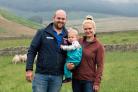 The Rennie family Robert, Becca and Andrew(14个月)Ref:RH260721033 Rob Haining / The Scottish Farmer…