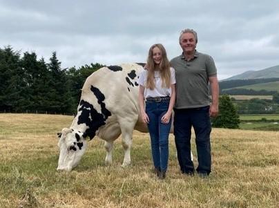 马修·阿默和他的女儿贾思敏很喜欢展示自己的红白荷斯坦小牛，还有Annandale Gerrard Kimberley Ex93