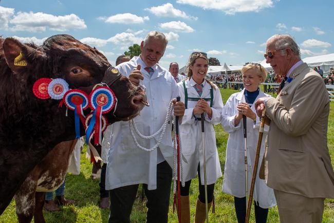今年的大约约克郡展示，艾伦杰克逊（左）与他的伴侣，Senga和Rachel Hamilton抱着牛肉短跑冠军的HRH遇见了威尔士王子