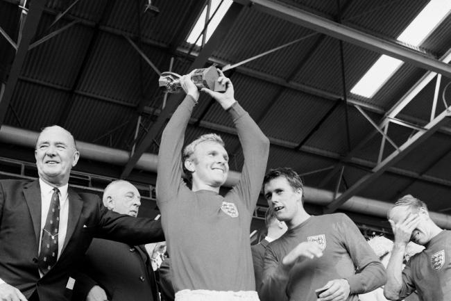 1966年世界杯英格兰队夺冠后，队长鲍比·摩尔举起雷米特杯。
